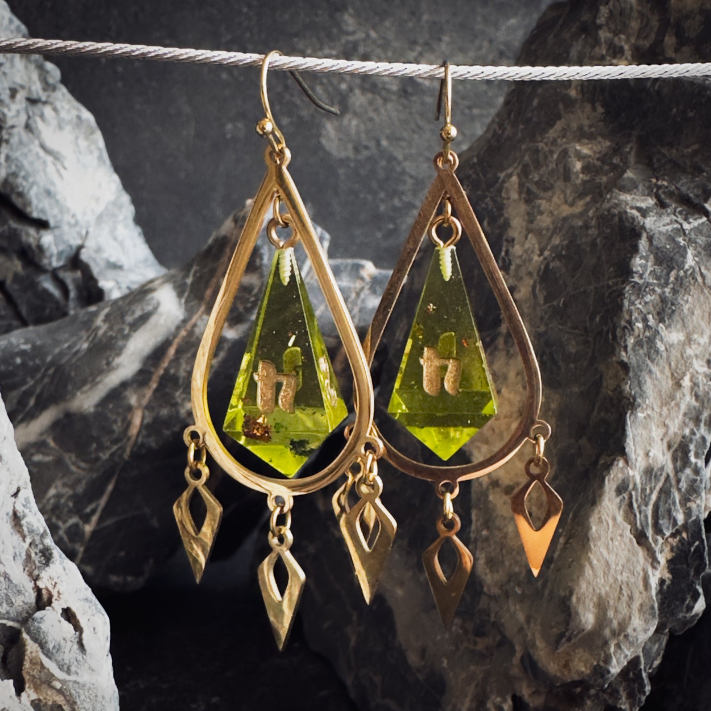 Peridot Green D4 // Gold Earrings // 01