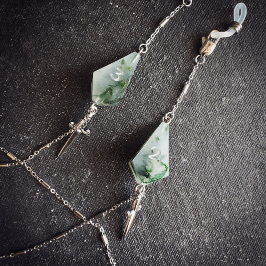 Mossy White D4 // Silver Glasses Chains // 01
