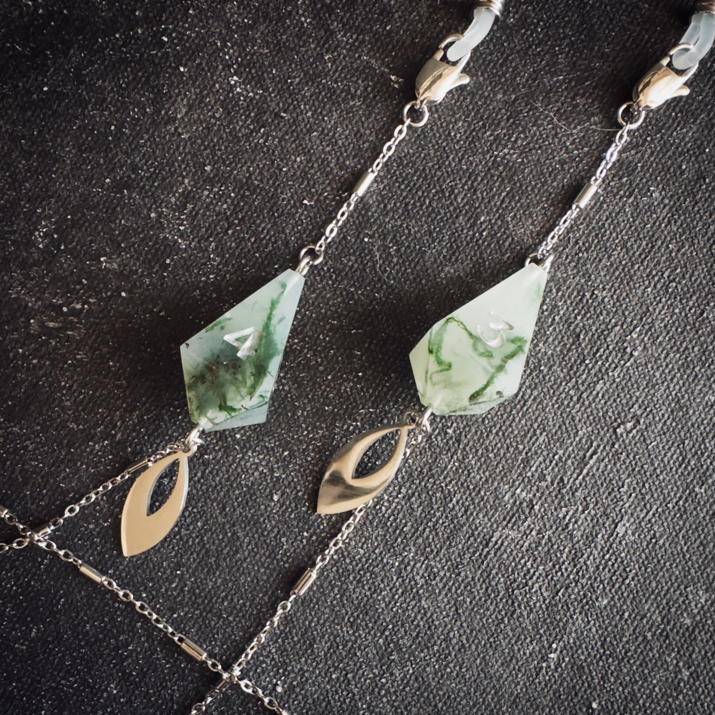 Mossy White D4 // Silver Glasses Chains // 02