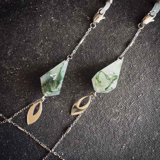 Mossy White D4 // Silver Glasses Chains // 02
