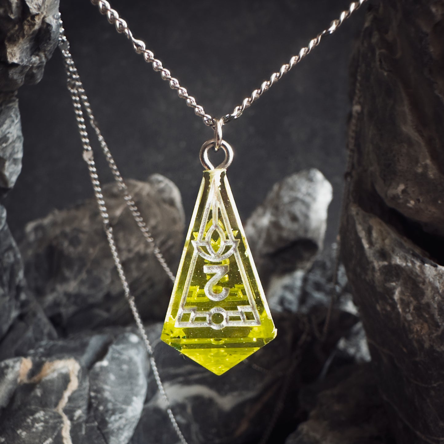 Peridot Green D4 // Silver Decoy Necklace // 01