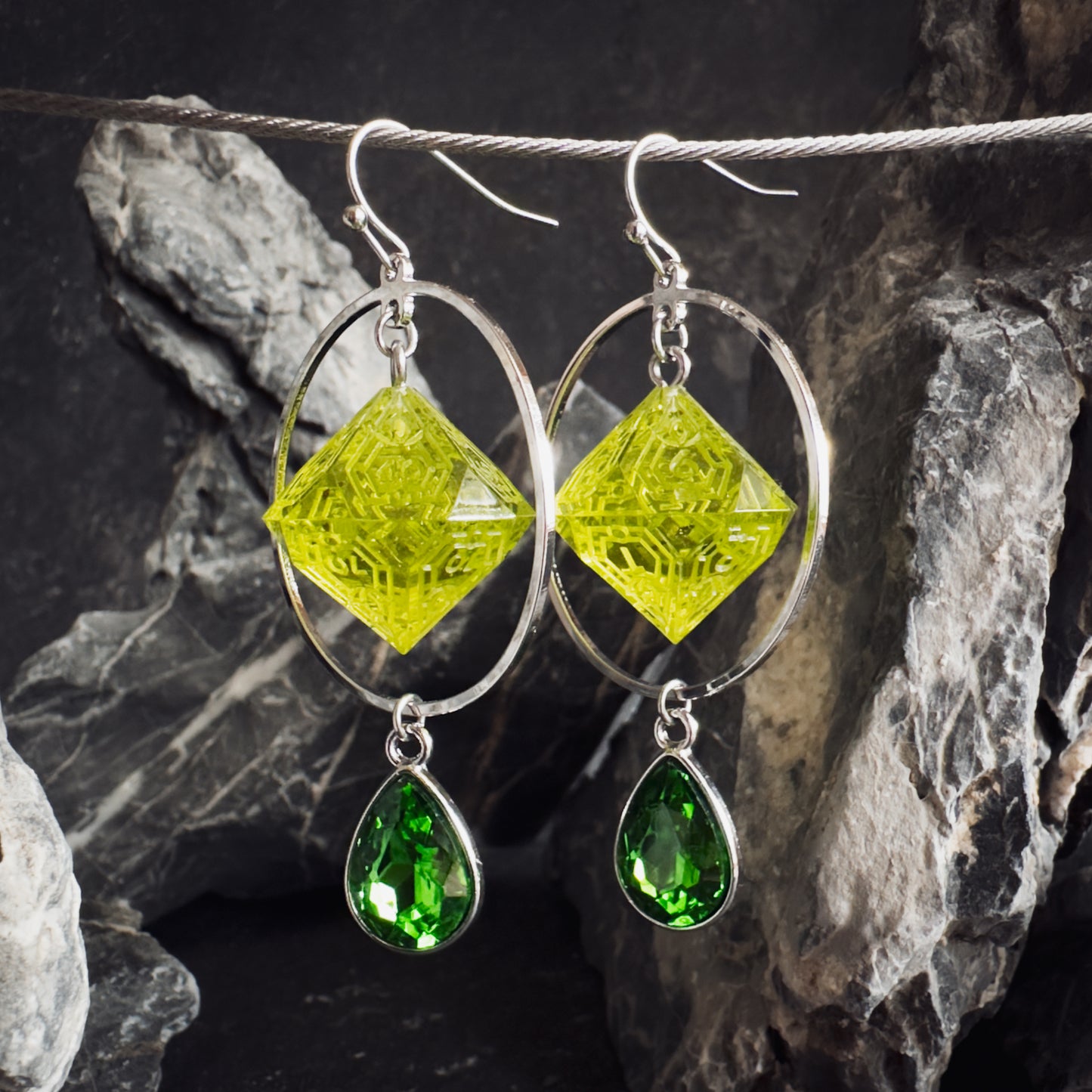 Peridot Green D100 // Silver Earrings // 01